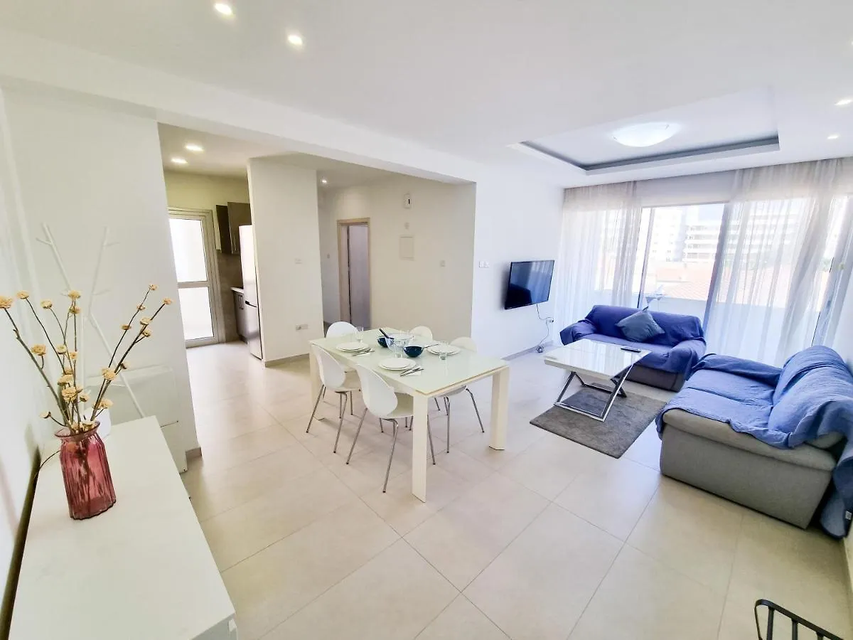 Seaside Elegance Retreat Daire Larnaca